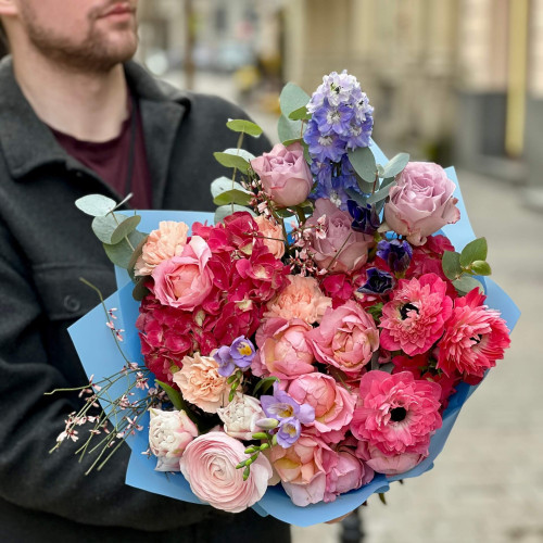 Красочный букет с анемонами и гортензией «Калейдоскоп чувств»