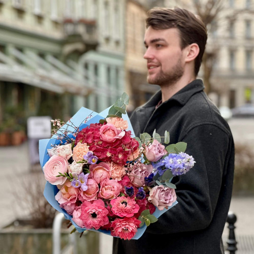 Красочный букет с анемонами и гортензией «Калейдоскоп чувств»