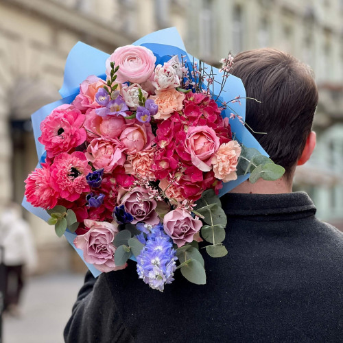 Красочный букет с анемонами и гортензией «Калейдоскоп чувств»