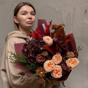 Цікавий конрастний букет з піоновидною трояндою Juliet «Екстравагантна гармонія»