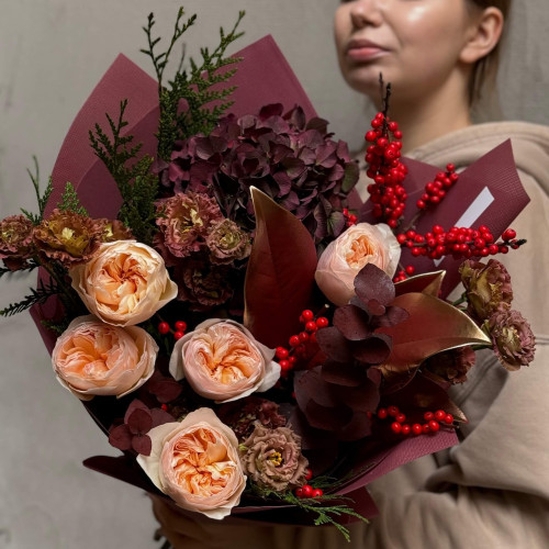 Interesting contrasting bouquet with Juliet peony roses «Extravagant Harmony»