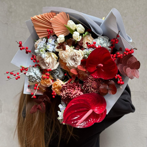 Контрастний букет з антуріумами «Святковий затишок»