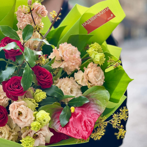 Красочный букет с эустомой и кустовой розой «Яркий день»