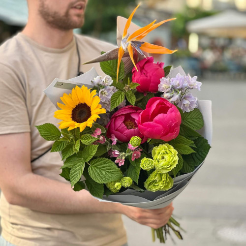 Яскравий букет з соняшником «Малиновий сон»