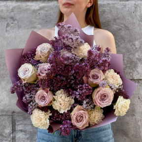 Пухнастий букет із сезонним бузком у лавандових тонах «Аметистова розкіш»
