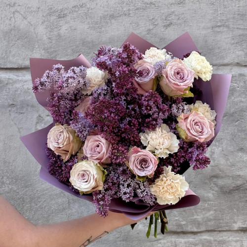 Пухнастий букет із сезонним бузком у лавандових тонах «Аметистова розкіш»