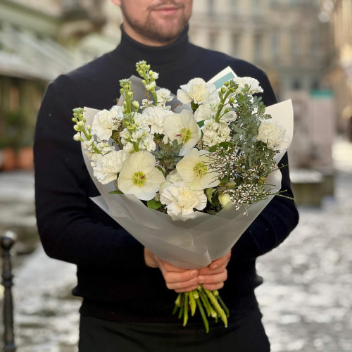 Светлый букет с маттиолой и хелеборусом «Чистое намерение»