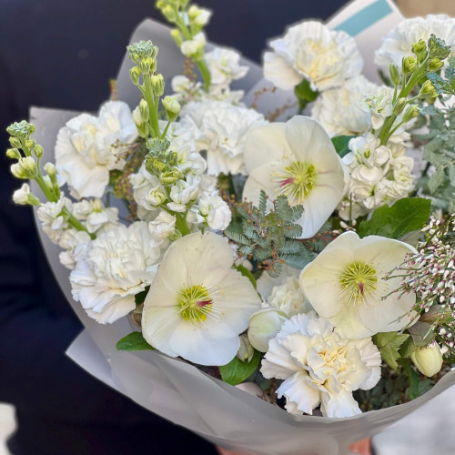 Светлый букет с маттиолой и хелеборусом «Чистое намерение»