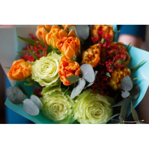 Яскравий букет з трояндою і ятрофою