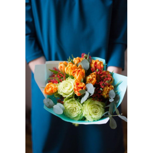 Яскравий букет з трояндою і ятрофою