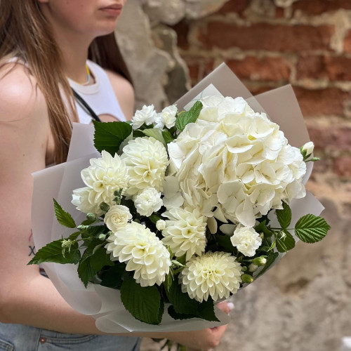 Білий букет із жоржинами «Ранкова хмаринка»