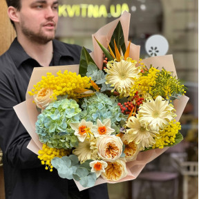 Весняний запашний букет з гортензією, герберами та піоновидними трояндами «Акварельна Флоренція»