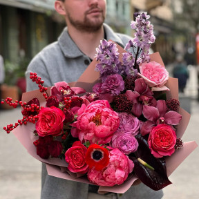 Яскравий букет з півоніями, дельфініумом та цимбідіумом «Подорож всесвітом»