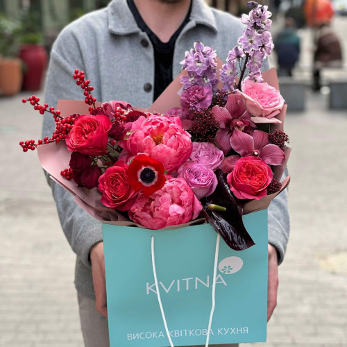 Яскравий букет з півоніями, дельфініумом та цимбідіумом «Подорож всесвітом»