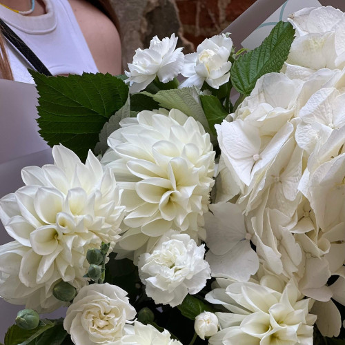 Білий букет із жоржинами «Ранкова хмаринка»