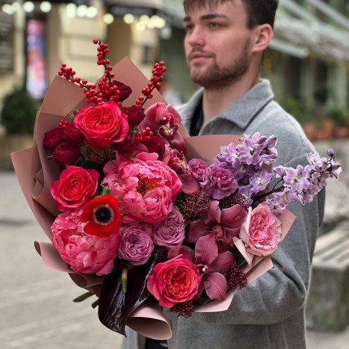 Яскравий букет з півоніями, дельфініумом та цимбідіумом «Подорож всесвітом»