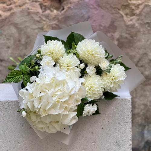 Білий букет із жоржинами «Ранкова хмаринка»