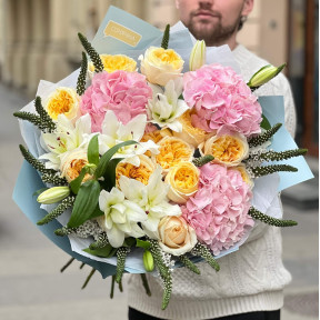 Світлий об'ємний букет «Ароматні персики»