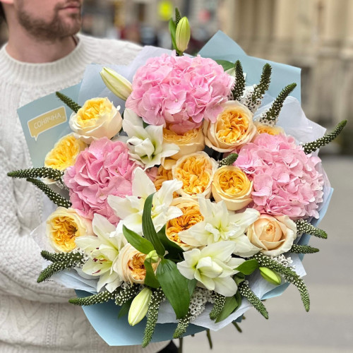 Світлий об'ємний букет «Ароматні персики»