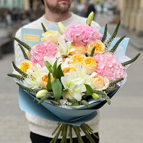 Світлий об'ємний букет «Ароматні персики»