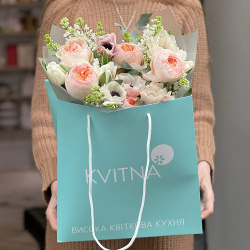 Нежный букет с персиковыми пионовидными розами и светлыми весенними цветами «Лёгкость прикосновения»