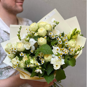Світлий ароматний букет з піоновидною трояндою «Ромашковий лимонад»