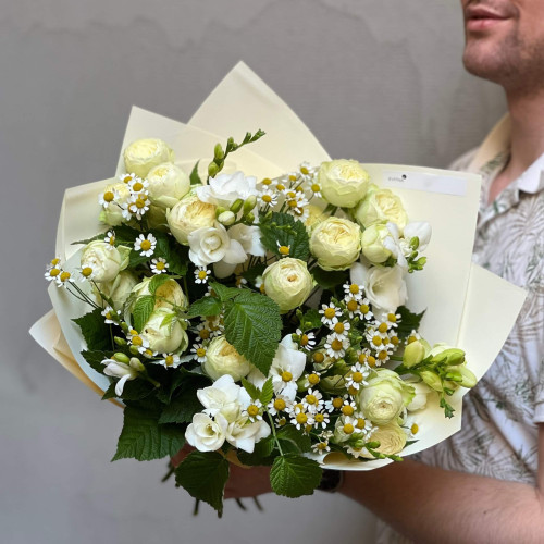 Світлий ароматний букет з піоновидною трояндою «Ромашковий лимонад»