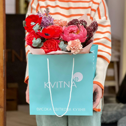 Яскравий букет з півонією та анемонами «Соковитий поцілунок»