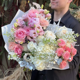 Розкішний букет з півоніями та бузком «Весна для Анастасії»