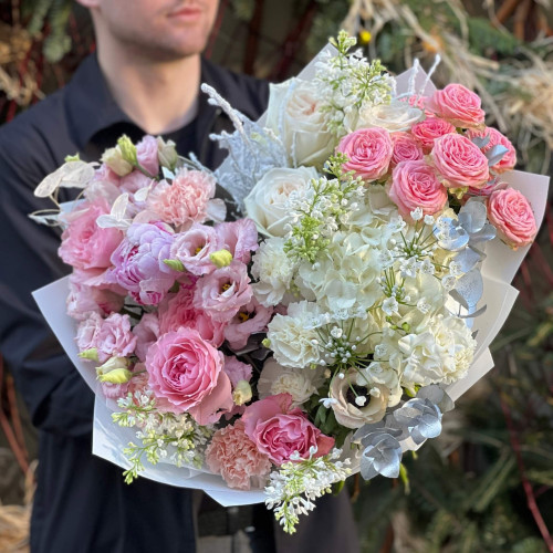 Розкішний букет з півоніями та бузком «Весна для Анастасії»