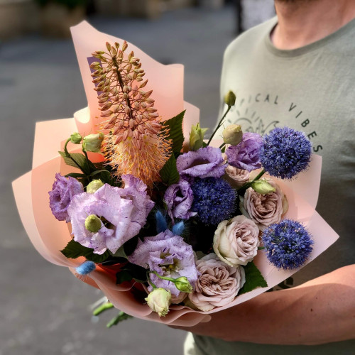 Цікавий букет з еремурусом та еустомою «Лазуритовий блиск»