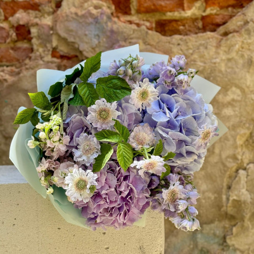 Вишуканий букет із поєднанням гортензії та скабіози «Лавандовий прибій»