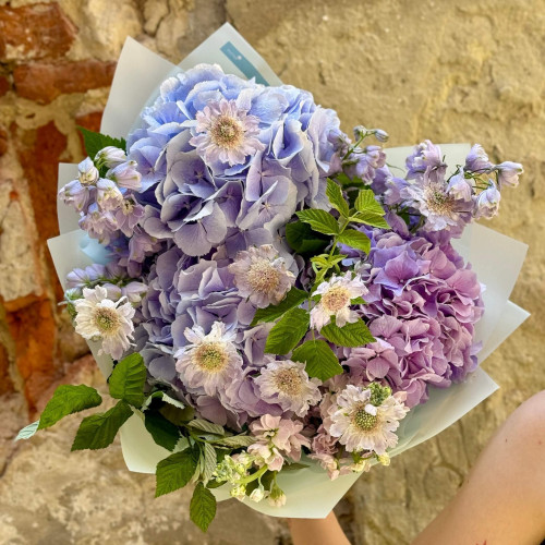 Вишуканий букет із поєднанням гортензії та скабіози «Лавандовий прибій»