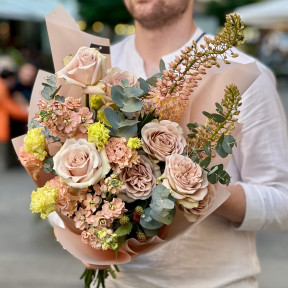 Кремовий букет з трояндами та еремурусом «Карамельна ягідка»