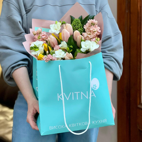 Букет з тюльпанами та матіолою «Весняний вітерець»