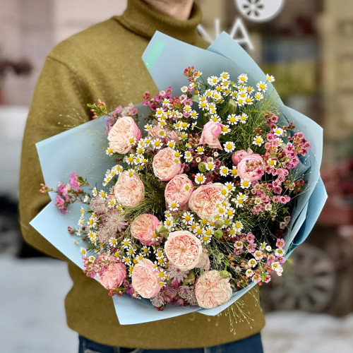 Тендітний букет з кущовими трояндами та танацетумом «Повітряний поцілунок»