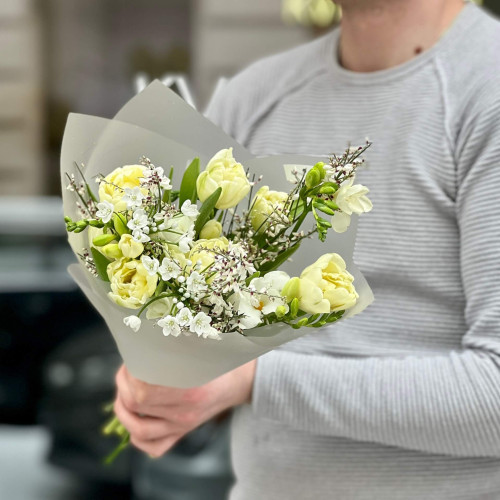 Ніжний букет із запашних весняних квітів «Привіт, Оксано!»