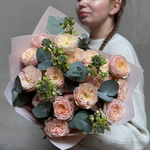 Вишуканий букет із кущової піоновидної троянди Darlington «Персикова загадка»