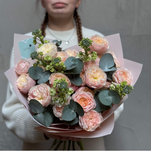 Вишуканий букет із кущової піоновидної троянди Darlington «Персикова загадка»