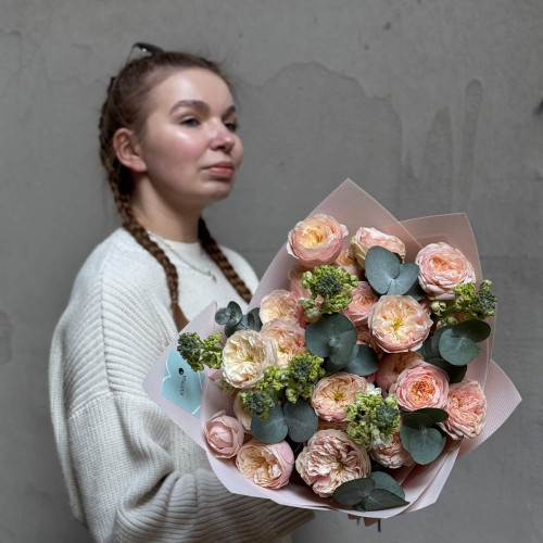 Вишуканий букет із кущової піоновидної троянди Darlington «Персикова загадка»