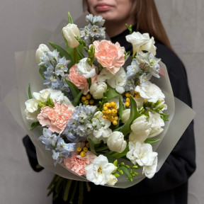 Ніжний букет з фрезією та дельфініумом «Вишуканий парфум»