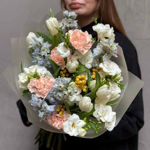 Ніжний букет з фрезією та дельфініумом «Вишуканий парфум»