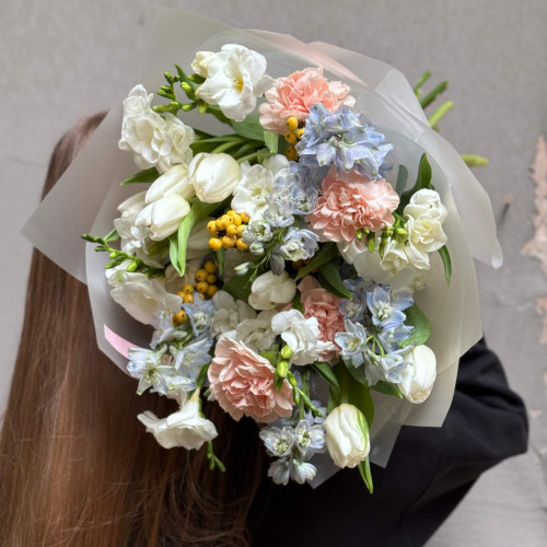 Ніжний букет з фрезією та дельфініумом «Вишуканий парфум»