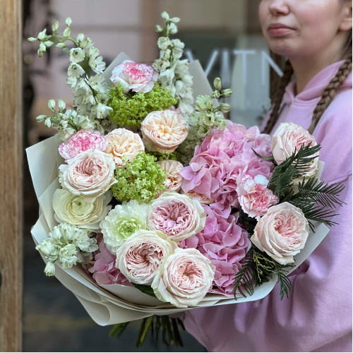 Light voluminous bouquet with hydrangea «Marshmallow Luxury»