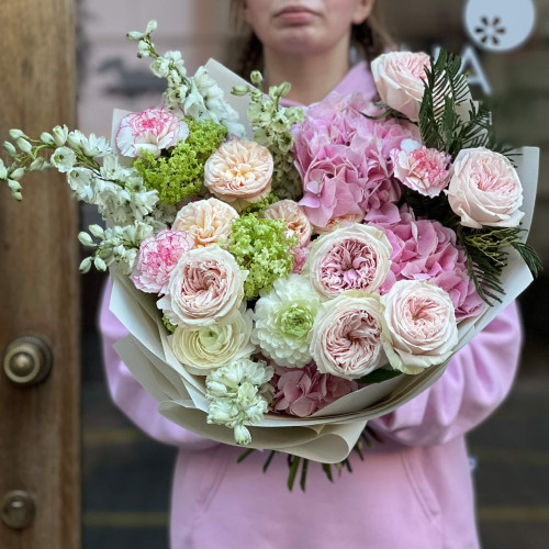 Light voluminous bouquet with hydrangea «Marshmallow Luxury»