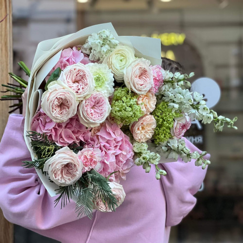 Light voluminous bouquet with hydrangea «Marshmallow Luxury»