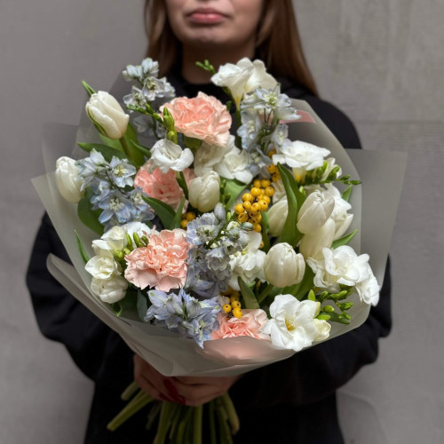 Ніжний букет з фрезією та дельфініумом «Вишуканий парфум»