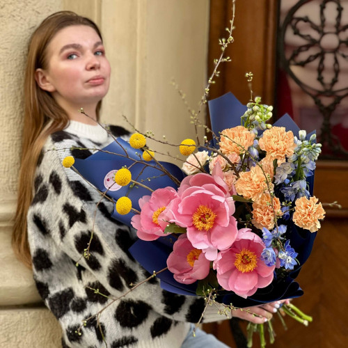 Яскравий букет з півоніями «Казка про Кіцуне»