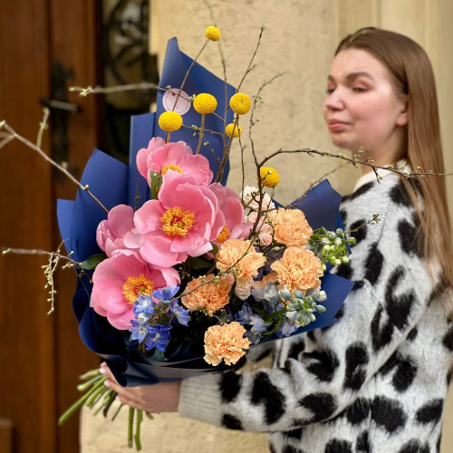 Яскравий букет з півоніями «Казка про Кіцуне»