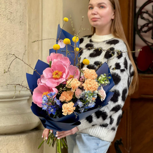 Яскравий букет з півоніями «Казка про Кіцуне»